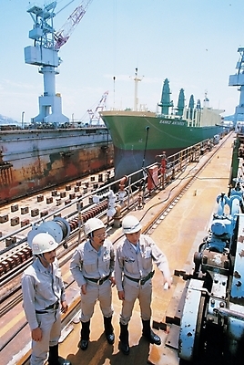 포토 JPG 주간 남자 산업 건설업 사람 성인 야외 세명 안전모 조선소 선박 남자만 성인남자만 성인만 국내포토 자연요소 수상교통 헬멧 안전장비 파일형식