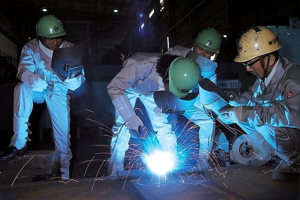 포토 JPG 건설업 실내 안전모 용접 용접공 국내포토 직업 산업 내부 헬멧 안전장비 파일형식
