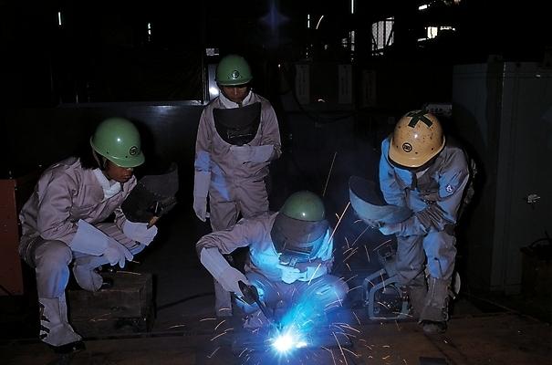 포토 JPG 주간 남자 산업 중년 노동자 건설업 실내 사람 안전모 용접 용접공 남자만 중년만 중년남자만 국내포토 자연요소 직업 성인 내부 헬멧 안전장비 성인만 파일형식