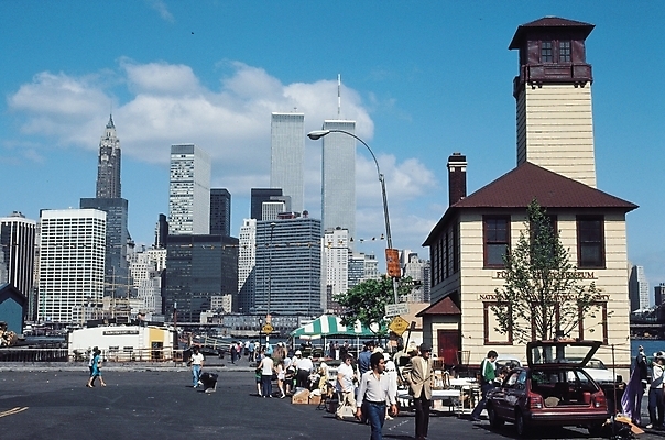 포토 JPG 주간 해외풍경 외국문화 북아메리카 자연 하늘 아메리카 풍경 빌딩 여러명 야외 건물 미국 도시 뉴욕 상업시설 국내포토 자연요소 해외 건축물 문화 다수 사람 대륙 시설 생태계 상업 파일형식