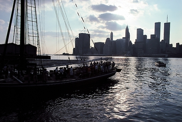 포토 JPG 주간 해외풍경 바다 외국문화 북아메리카 자연 아메리카 사람 풍경 빌딩 여러명 야외 건물 미국 도시 유람선 뉴욕 선박 상업시설 국내포토 자연요소 해외 건축물 문화 다수 수상교통 배_교통 대륙 시설 생태계 상업 파일형식