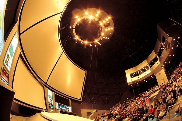 포토 JPG 주간 시설물 현대건축 건축 산업 조명 실내 인테리어 군중 서비스업 극장 공연장 천장 문화시설 국내포토 자연요소 직업 건축물 디자인 사람 내부 시설 파일형식