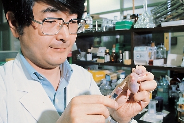 포토 JPG 주간 직업 남자 중년 과학 실내 실험 한명 사람 동양인 20대 성인 실험실 쥐 연구원 동물실험 남자만 남자한명만 성인남자만 성인만 국내포토 자연요소 1 인종 청년 내부 설치류 파일형식