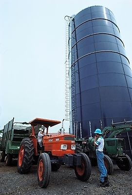 포토 JPG 주간 남자 산업 건설업 사람 동양인 야외 장비 운송업 중장비 탱크 트랙터 곡식저장고 남자만 국내포토 자연요소 인종 산업장비 농기계 특수차량 저장소 파일형식