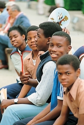 포토 JPG 주간 외국인 여자 남자 어린이 흑인 다수 청소년 사람 소년 여러명 야외 십대만 국내포토 자연요소 서양인 인종 파일형식