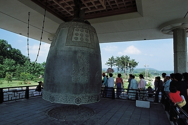 포토 JPG 주간 한국문화 한국전통 외국문화 여행 유적 유물 한국 사람 동양인 야외 관광지 문화재 종 경주 국보 범종 봉덕사종 선덕대왕신종 성덕대왕신종 국내포토 자연요소 동양문화 전통 아시아 문화 인종 경상북도 파일형식