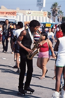 포토 JPG 주간 해외풍경 길 악기 흑인 연주 거리 사람 야외 도시풍경 공연 연주자 보행자 롤러블레이드 군중 색소폰 국내포토 자연요소 서양인 해외 음악 풍경 이벤트 취미 음악가 도시 목관악기 파일형식