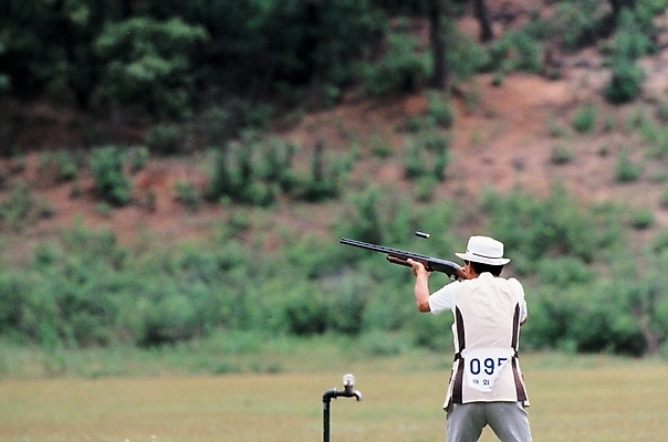 포토 JPG 주간 남자 스포츠 레저 운동선수 한명 사람 동양인 20대 성인 야외 총 사격 소총 남자만 남자한명만 성인남자만 청년만 청년남자만 청년남자한명만 성인한명만 성인남자한명만 성인만 국내포토 자연요소 1 무기 인종 청년 파일형식