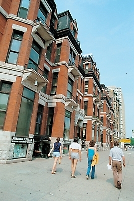 포토 JPG 서양인 해외풍경 해외 건축물 건축 도로 길 거리 거리풍경 사람 풍경 건물 뒷모습 도시풍경 도시 보행자 국내포토 외국인 뷰포인트 교통시설 파일형식