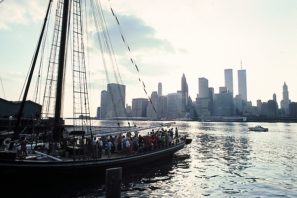 포토 JPG 주간 해외풍경 바다 외국문화 교통 수상교통 북아메리카 자연 아메리카 사람 풍경 빌딩 야외 건물 도시풍경 미국 도시 유람선 크루즈 뉴욕 선박 상업시설 국내포토 자연요소 해외 건축물 문화 교통수단 배_교통 대륙 시설 생태계 상업 파일형식