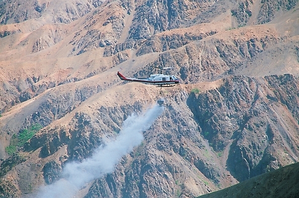 포토 JPG 주간 항공교통 자연 산 풍경 사람없음 야외 헬리콥터 소방헬리콥터 국내포토 자연요소 교통수단 비행기 생태계 파일형식