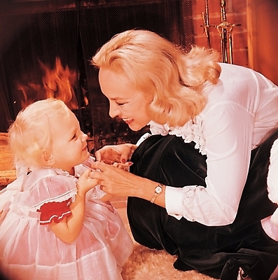 포토 JPG 서양인 외국인 여자 어린이 가족 모녀 엄마 실내 사람 소녀 두명 여자만 국내포토 딸 관계 인종 내부 파일형식