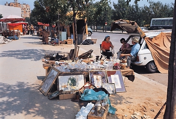 포토 JPG 주간 서양인 여자 남자 도로 육상교통 액자 교통 자동차 거리 사람 여러명 야외 도시풍경 그림 노점 노점상 국내포토 자연요소 외국인 길 교통수단 다수 교통시설 풍경 상점 도시 파일형식