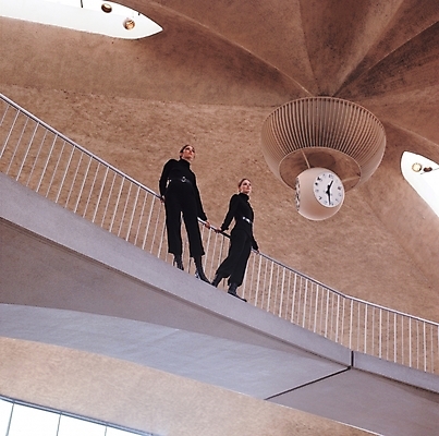 포토 JPG 주간 서양인 외국인 여자 난간 사람 성인 야외 두명 여자만 성인여자만 성인만 국내포토 자연요소 인종 파일형식