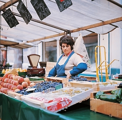 포토 JPG 주간 서양인 외국인 여자 40대 중년 한명 사람 성인 야외 상점 시장 상인 장사 과일장수 여자만 여자한명만 성인여자만 성인한명만 성인여자한명만 중년만 중년여자만 중년여자한명만 성인만 국내포토 자연요소 1 인종 상업 파일형식 장수_직업
