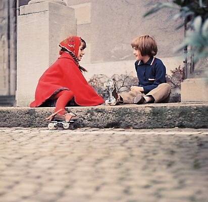 포토 JPG 주간 서양인 외국인 여자 남자 어린이 사람 소녀 소년 야외 두명 친구 롤러블레이드 어린이만 국내포토 자연요소 관계 인종 취미 파일형식