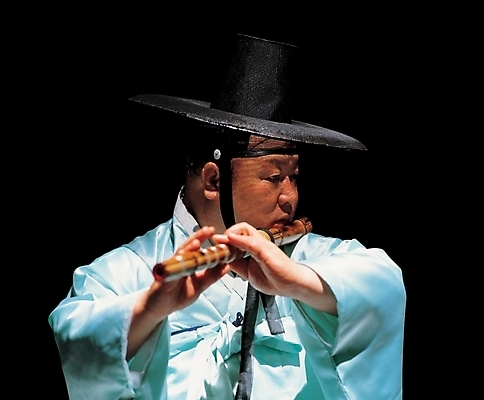 포토 JPG 직업 한국전통 남자 악기 음악 연주 실내 국악기 관악기 한명 사람 20대 성인 공연 연주자 한국인 전통의상 한복 대금 남자만 남자한명만 성인남자만 청년만 청년남자만 청년남자한명만 성인한명만 성인남자한명만 성인만 국내포토 1 전통 문화예술 한국 국악 동양인 이벤트 청년 내부 음악가 목관악기 파일형식