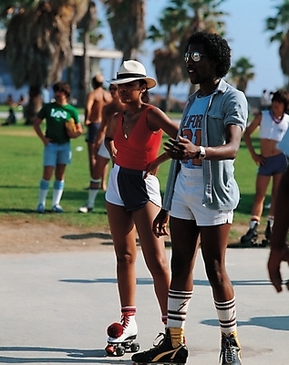 포토 JPG 주간 외국인 공원 여자 남자 흑인 사람 여러명 성인 야외 레포츠 롤러블레이드 성인만 국내포토 자연요소 서양인 공공시설 다수 레저 인종 취미 파일형식