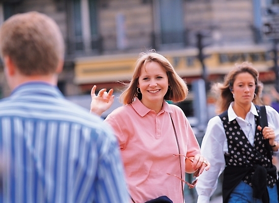 포토 JPG 주간 서양인 외국인 백인 여자 남자 거리 표정 미소 웃음 사람 성인 야외 세명 도시풍경 인사 보행자 반가움 성인만 국내포토 자연요소 감정 인종 풍경 예절 도시 파일형식