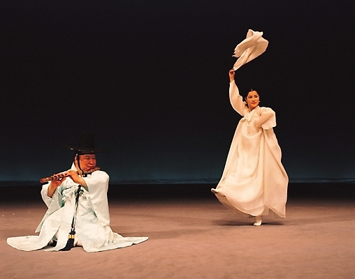 포토 JPG 한국문화 한국전통 여자 남자 악기 음악 연주 한국 실내 국악기 관악기 사람 두명 공연 한국인 춤 전통의상 한복 전통공연 전통무용 한국무용 대금 살풀이 살풀이춤 국내포토 동양문화 전통 아시아 문화예술 국악 동양인 이벤트 내부 목관악기 파일형식