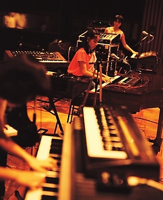 포토 JPG 직업 여자 남자 악기 음악 연주 실내 사람 여러명 공연 연주자 밴드 건반 건반악기 신디사이저 국내포토 다수 문화예술 이벤트 내부 음악가 파일형식