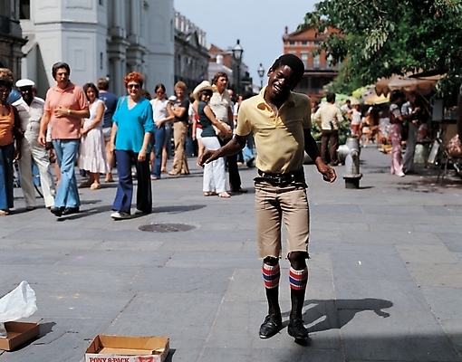 포토 JPG 주간 서양인 외국인 남자 흑인 거리 사람 여러명 야외 도시풍경 공연 보행자 군중 퍼포먼스 길거리공연 남자만 국내포토 자연요소 다수 인종 풍경 이벤트 도시 파일형식