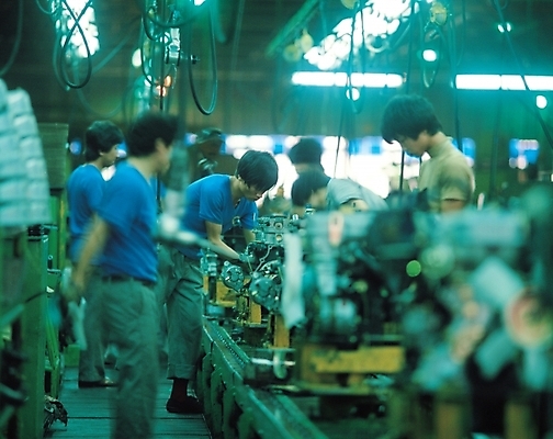 포토 JPG 주간 남자 산업 공장 노동자 실내 사람 동양인 여러명 기계 시설 산업시설 설비 제조업 남자만 국내포토 자연요소 직업 다수 공업 인종 내부 파일형식