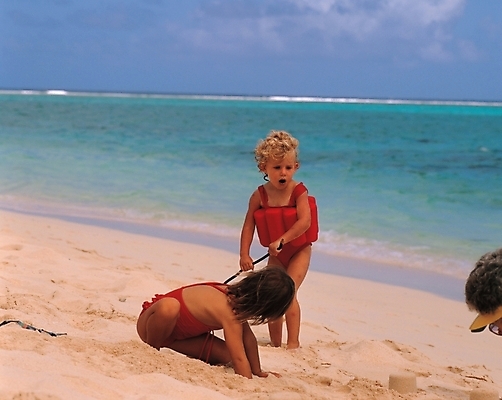 포토 JPG 주간 서양인 외국인 여자 남자 어린이 바다 여행 휴가 사람 소녀 해변 야외 두명 모래사장 구명조끼 어린이만 국내포토 자연요소 인종 구조용품 파일형식