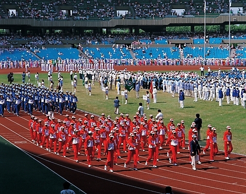 포토 JPG 주간 시설물 현대건축 건축 스포츠시설 사람 동양인 여러명 야외 스타디움 경기장 선수단입장 전국체전 국내포토 자연요소 건축물 스포츠 다수 인종 입장 시설 체육대회 파일형식