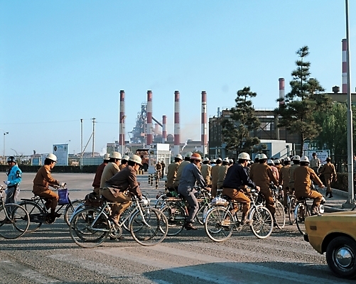 포토 JPG 주간 남자 산업 육상교통 교통 공장 공업 노동자 굴뚝 사람 동양인 여러명 성인 야외 자전거 횡단보도 군중 안전모 산업시설 출근 자전거출근 남자만 성인남자만 성인만 국내포토 자연요소 직업 교통수단 다수 인종 바이크 보행로 헬멧 안전장비 출퇴근 파일형식