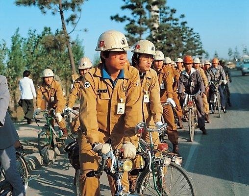 포토 JPG 주간 남자 육상교통 교통 노동자 사람 동양인 성인 야외 레포츠 자전거 군중 안전모 출근 자전거출근 남자만 성인남자만 성인만 국내포토 자연요소 직업 교통수단 레저 인종 바이크 헬멧 안전장비 출퇴근 파일형식