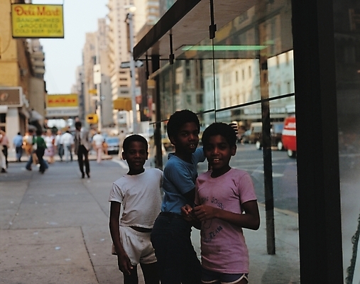 포토 JPG 주간 외국인 해외풍경 건축물 남자 건축 어린이 흑인 거리 사람 소년 야외 세명 도시풍경 보행자 남자만 어린이만 소년만 국내포토 자연요소 서양인 해외 인종 풍경 도시 파일형식