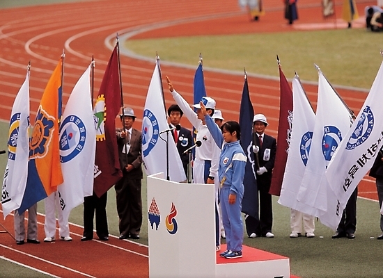 포토 JPG 주간 스포츠시설 사람 여러명 야외 스타디움 경기장 깃발 군중 선서 단상 전국체전 국내포토 자연요소 스포츠 다수 맹세 시설 체육대회 파일형식