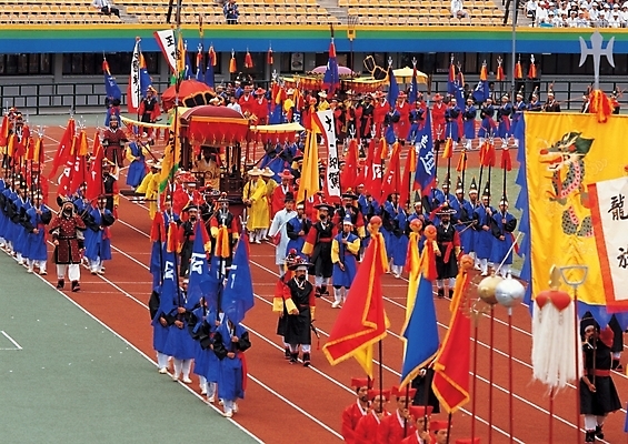 포토 JPG 주간 한국문화 한국전통 시설물 현대건축 건축 스포츠시설 한국 사람 동양인 야외 스타디움 경기장 전통의상 한복 전통의례 전국체전 행렬 국내포토 자연요소 동양문화 전통 건축물 아시아 스포츠 인종 시설 체육대회 파일형식