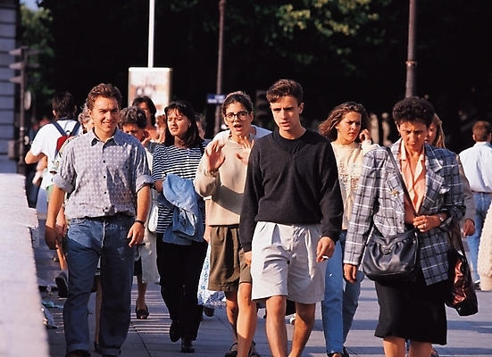 포토 JPG 주간 서양인 외국인 해외풍경 여자 남자 중년 사람 여러명 야외 도시 보행자 군중 중년만 국내포토 자연요소 해외 다수 인종 풍경 성인 성인만 파일형식