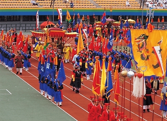 포토 JPG 주간 스포츠시설 사람 동양인 야외 스타디움 경기장 군중 전통의상 한복 전국체전 행렬 국내포토 자연요소 한국전통 전통 스포츠 인종 시설 체육대회 파일형식