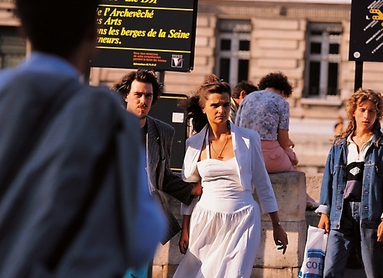 포토 JPG 주간 서양인 외국인 해외 커플 여자 남자 거리 사람 여러명 야외 도시 보행자 군중 국내포토 자연요소 다수 관계 인종 파일형식