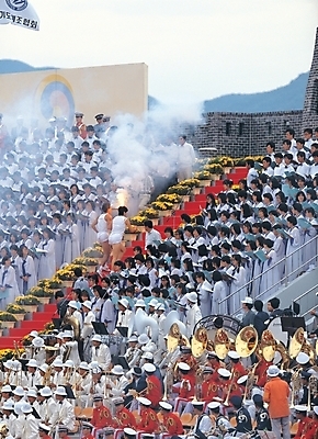 포토 JPG 주간 스포츠시설 사람 동양인 야외 스타디움 경기장 악단 군중 성화 성화봉송 성화주자 전국체전 합창단 국내포토 자연요소 음악 스포츠 인종 그룹 시설 체육대회 합창 파일형식