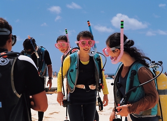 포토 JPG 주간 외국인 여자 남자 어린이 다수 청소년 레저 사람 동양인 소녀 여러명 야외 레포츠 스노클링 스쿠버다이빙 잠수장비 십대만 국내포토 자연요소 인종 장비 수상스포츠 파일형식