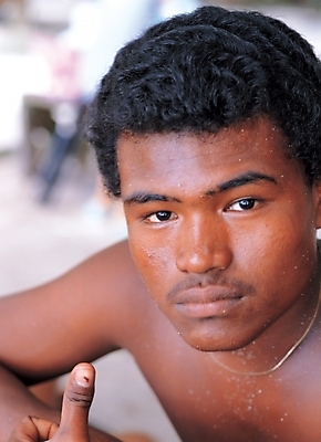 포토 JPG 주간 외국인 남자 한명 사람 20대 성인 야외 원주민 남자만 남자한명만 성인남자만 청년만 청년남자만 청년남자한명만 성인한명만 성인남자한명만 성인만 국내포토 자연요소 1 인종 청년 아프리카인 파일형식