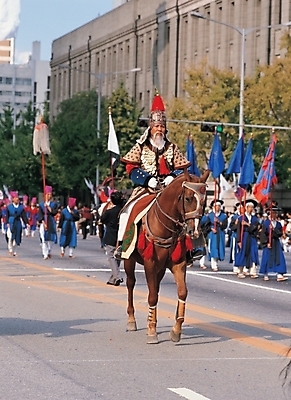포토 JPG 주간 한국문화 한국전통 남자 한국 사람 야외 축제 한국인 말_동물 군중 장군 행렬 남자만 국내포토 자연요소 직업 동양문화 전통 아시아 포유류 동양인 파일형식