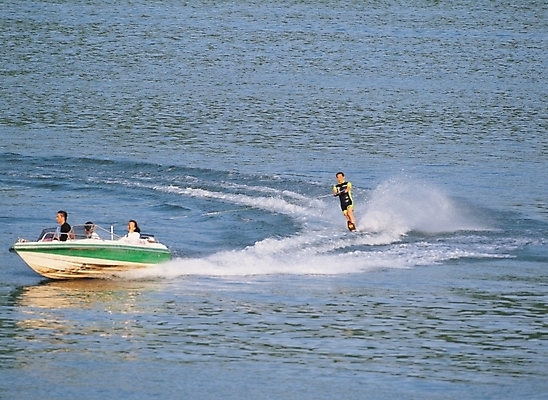 포토 JPG 주간 여자 남자 바다 레저 휴가 사람 여러명 야외 여름 레포츠 여름휴가 바캉스 모터보트 수상스키 국내포토 자연요소 계절 다수 배_교통 수상스포츠 파일형식 여름_계절