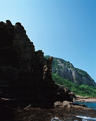 포토 JPG 주간 섬 자연 하늘 산 풍경 사람없음 야외 절벽 기암절벽 국내포토 자연요소 생태계 파일형식