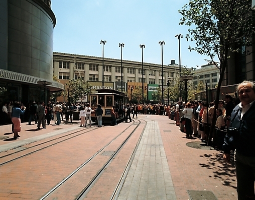 포토 JPG 주간 해외풍경 해외 길 육상교통 교통 자연 풍경 야외 건물 여행객 기찻길 도시 전철 전차 도시전철 철도의날 국내포토 자연요소 건축물 교통수단 대중교통 사람 생태계 파일형식 법정기념일