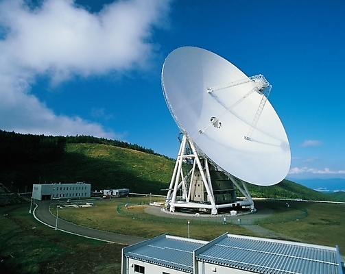 포토 JPG 주간 구름 시설물 현대건축 건축 산업 통신 자연 하늘 첨단산업 안테나 풍경 초원 사람없음 야외 인공위성 위성안테나 위성장비 국내포토 자연요소 건축물 장비 생태계 파일형식