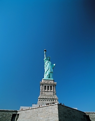 포토 JPG 주간 상징 외국문화 북아메리카 하늘 아메리카 미술 야외 동상 조각상 미국 세계문화유산 자유 작품 뉴욕 자유의여신상 미국문화 국내포토 자연요소 문화 컨셉 문화예술 조형물 문화재 대륙 서양문화 기념물 파일형식