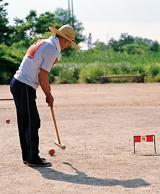 포토 JPG 주간 남자 스포츠 레저 한명 사람 20대 성인 야외 레포츠 운동 게이트볼 게이트볼장 남자만 남자한명만 성인남자만 청년만 청년남자만 청년남자한명만 성인한명만 성인남자한명만 성인만 국내포토 자연요소 1 스포츠시설 건강 청년 구기 파일형식
