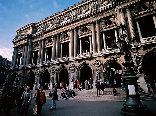 포토 JPG 주간 서양인 해외풍경 시설물 건축물 건축 여행 고건축 휴가 풍경 여러명 야외 여행객 궁전 박물관 문화시설 국내포토 자연요소 외국인 해외 다수 사람 시설 파일형식