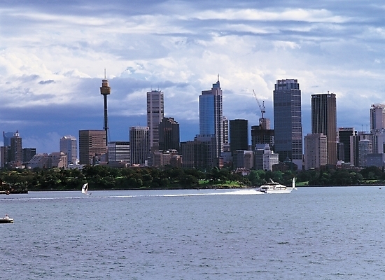 포토 JPG 주간 구름 사계절 계절 바다 외국문화 교통 수상교통 자연 하늘 풍경 빌딩 사람없음 야외 건물 여름 강 도시 보트 오세아니아 호주 시드니 상업시설 국내포토 자연요소 건축물 나라 문화 교통수단 배_교통 시설 생태계 상업 파일형식