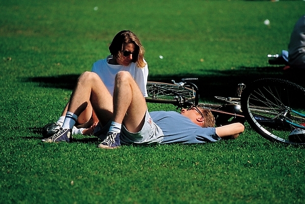 포토 JPG 주간 서양인 외국인 웰빙 부부 커플 공원 여자 남자 여유 데이트 휴식 사람 잔디 성인 취미 야외 두명 선글라스 자전거 한가함 성인만 국내포토 자연요소 식물 공공시설 감정 안경 컨셉 관계 인종 바이크 파일형식